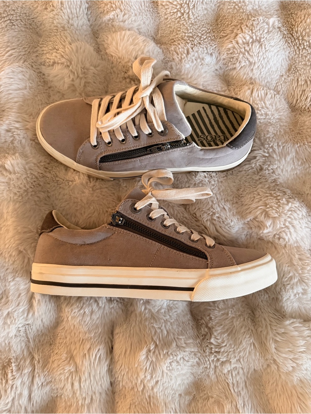 Taos Turbo Casual Low-Top Women’s Zip Up Sneakers in Taupe